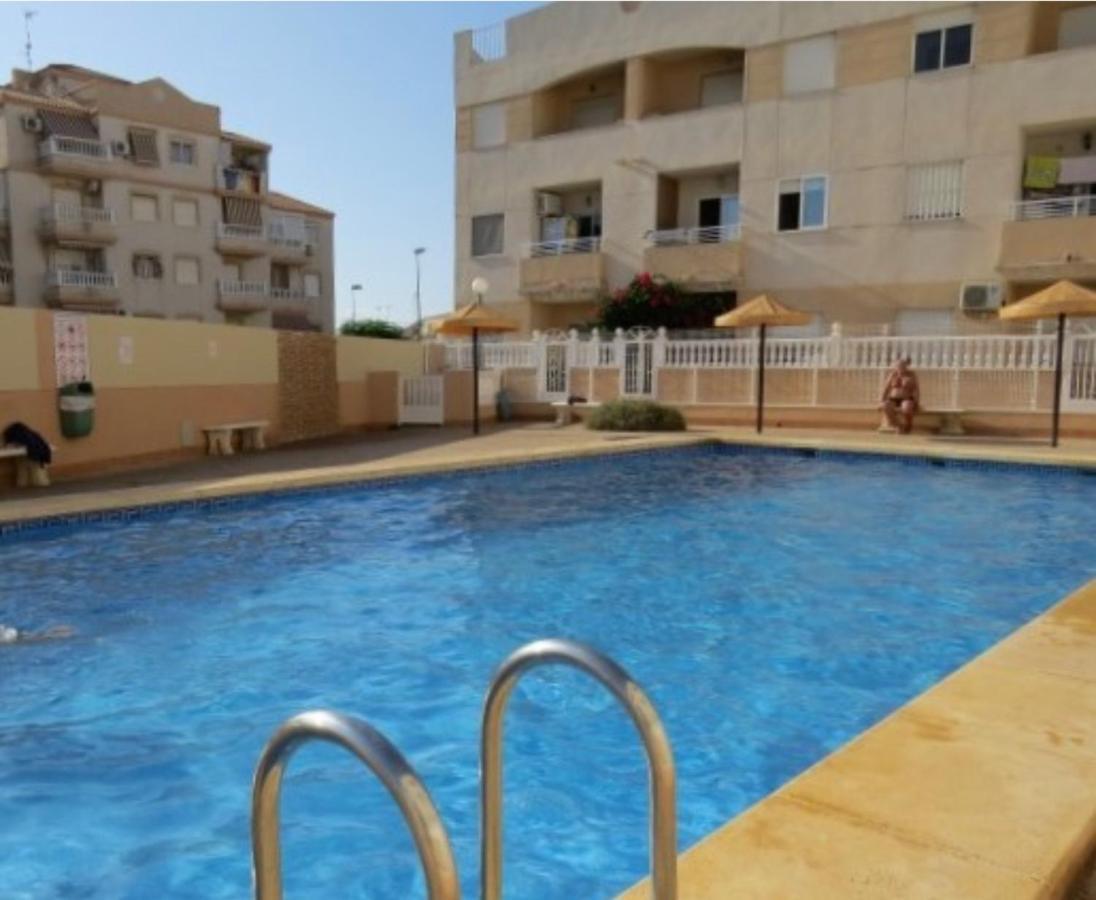 Bonito Apartamento de dos habitación y piscina Torrevieja Exterior foto